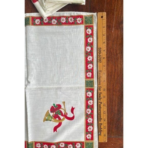 Vintage Christmas Napkins or Doillies set of 8 in red and green with Golden horn - Picture 10 of 10